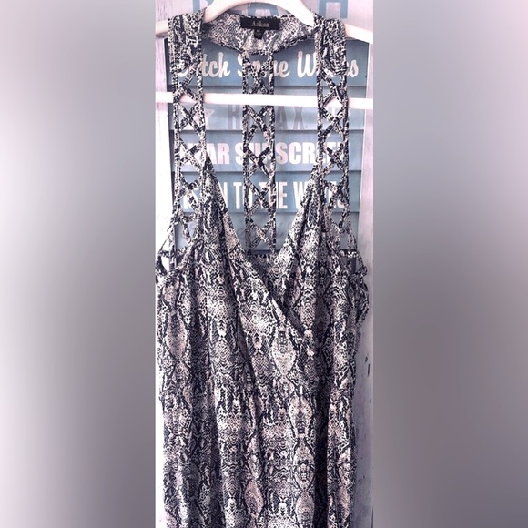 Vici jumpsuit by Aakaa beautiful semi open back, excellent condition RE $79🎉SALE - Picture 12 of 13